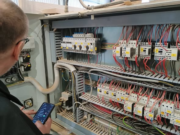 Electrical cabinet inspection during fault-finding work